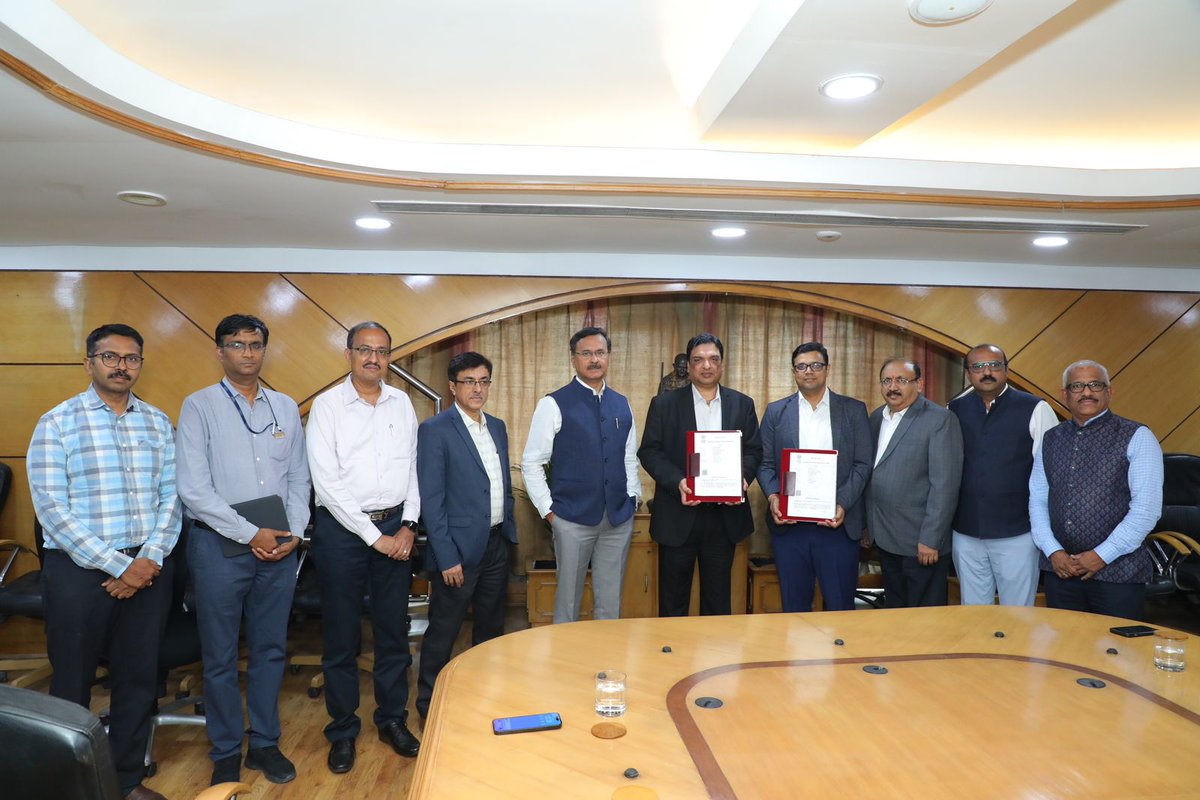 NTPC Green Energy Limited (NGEL) and Mahatma Phule Renewable Energy and Infrastructure Technology Limited (MAHAPREIT) signed MoU for development of renewable energy power parks and projects. Read more: lnkd.in/dmrU6pfn #energy #renewableenergy #solar #windpower