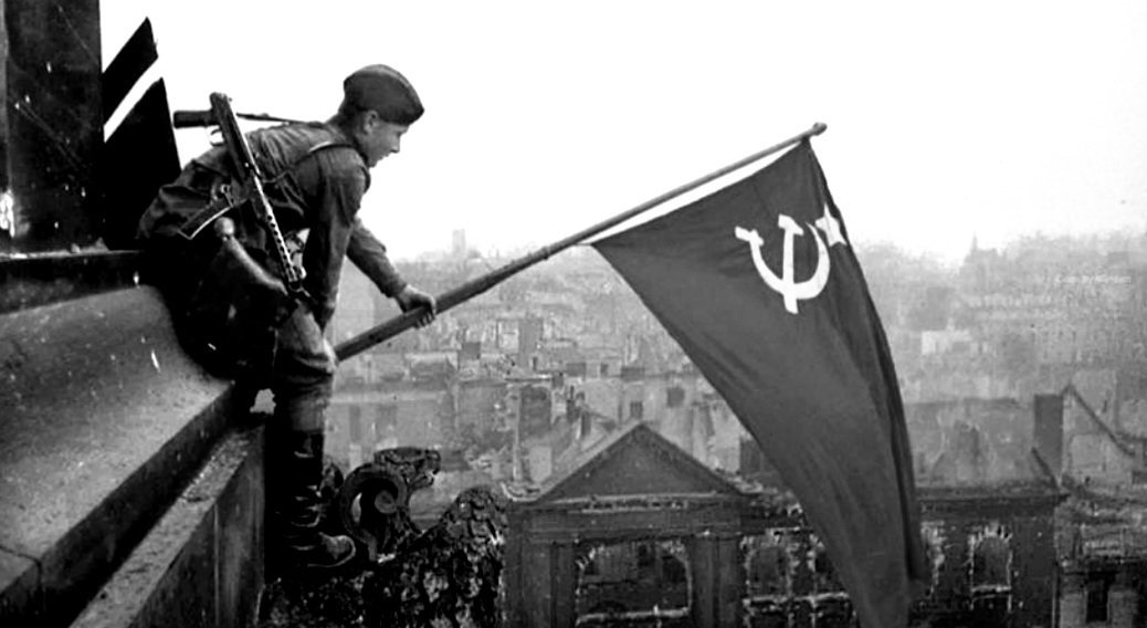 #9Mayıs1945 Nazi faşizmi, 9 Mayıs 1945'te boyun eğmeyen halklar tarafından yenilgiye uğratıldı... Zafer Günü kutlu olsun!