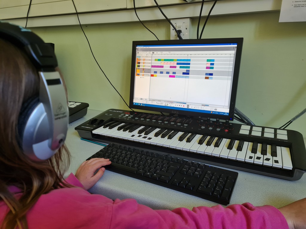RDigiM's tweet image. Last Saturday saw the completion of Week 4 of our Saturday Club and the pupils have started arranging their compositions.  

#reidsdigitalmusic #propellerheadReason #Thor #Subtractor #Malstrom #NN-19 #MIDI #MIDIrecording #maudiooxygen49