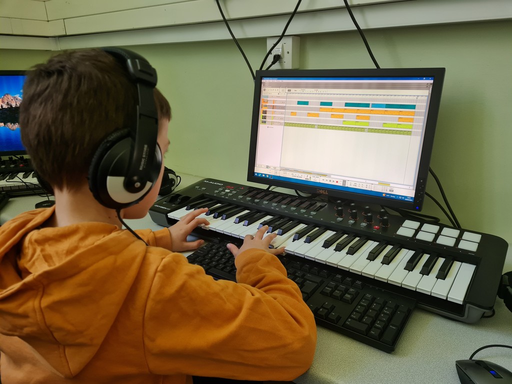 RDigiM's tweet image. Last Saturday saw the completion of Week 4 of our Saturday Club and the pupils have started arranging their compositions.  

#reidsdigitalmusic #propellerheadReason #Thor #Subtractor #Malstrom #NN-19 #MIDI #MIDIrecording #maudiooxygen49