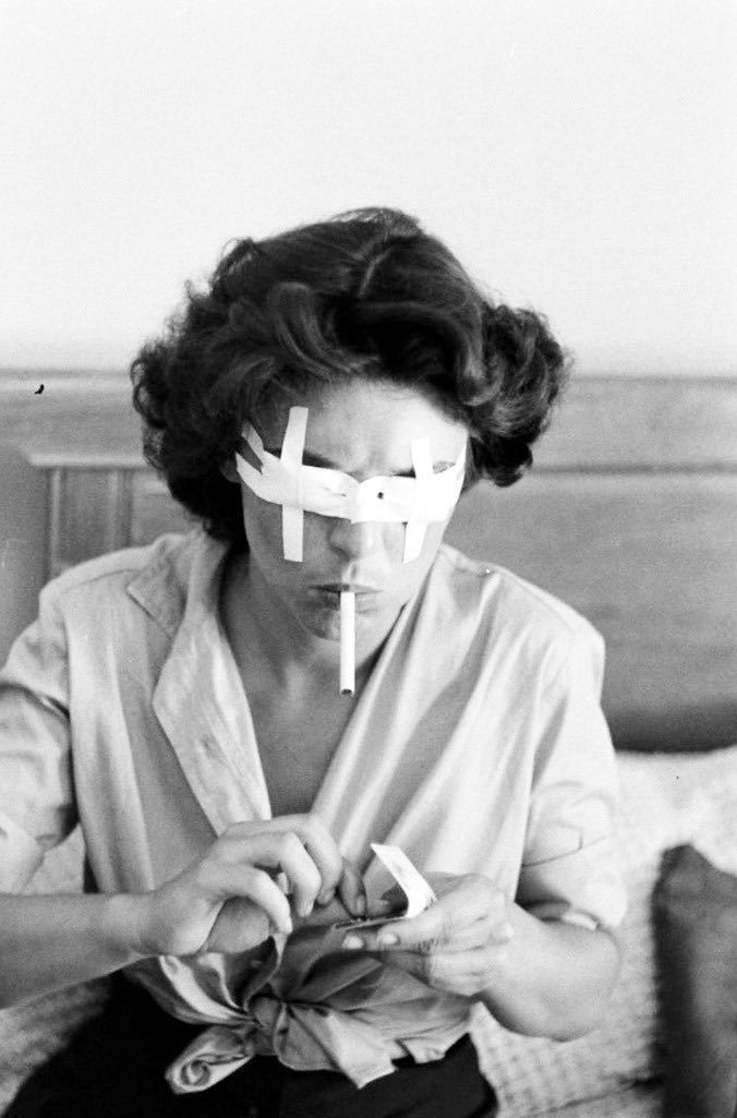 #fotodelgiorno: Anne Bancroft mentre di prepara per la sua parte in Anna dei Miracoli del 1959, parte per la quale vinse l'Oscar come migliore attrice. Foto di Nina Leen