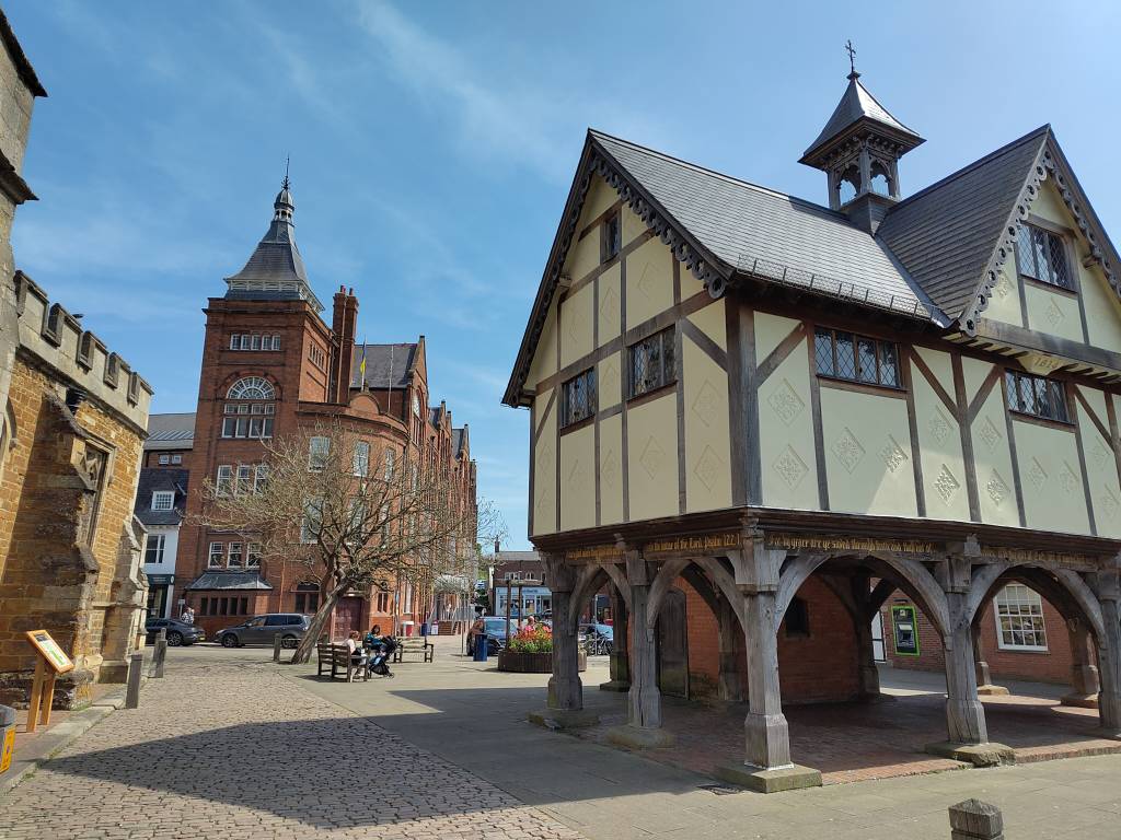 The weather in Market Harborough has been amazing the past few days! Why not enjoy the Civil War Trail around the town centre, explore some of the local independent shops, and pick up a town heritage trail from #HarboroughMuseum