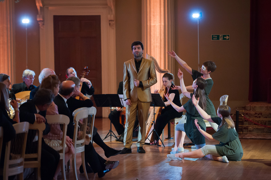 #ThrowbackThursday
Performing extracts from Ben Jonson's Masque of Augurs at the Banqueting House in 2017
#musicianlife
#musicianslife
#earlymusic #benjonson #harp 
@HRP_palaces 
@LottyEwartdance @fontegara