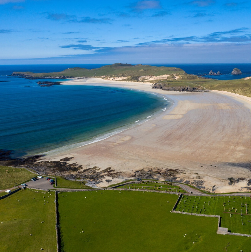 🏖️Step into paradise at Balnakeil Beach along the #NorthCoast500. With its golden sands and turquoise waters, it's a coastal paradise waiting to be explored. Will you be adding this gem to your #NC500 itinerary?