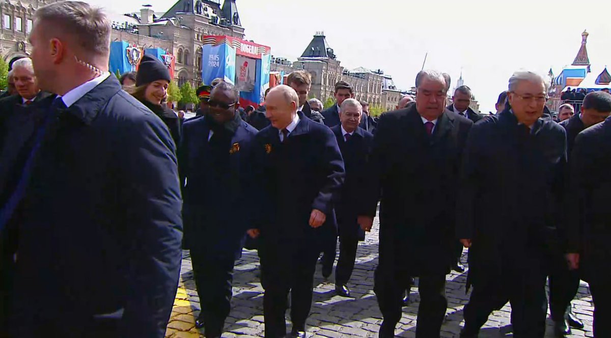 🇷🇺💐Vladímir Putin junto a líderes extranjeros depositan flores en la Tumba del Soldado Desconocido tras el desfile del Día de la Victoria #DíaDeLaVictoria #9DeMayo