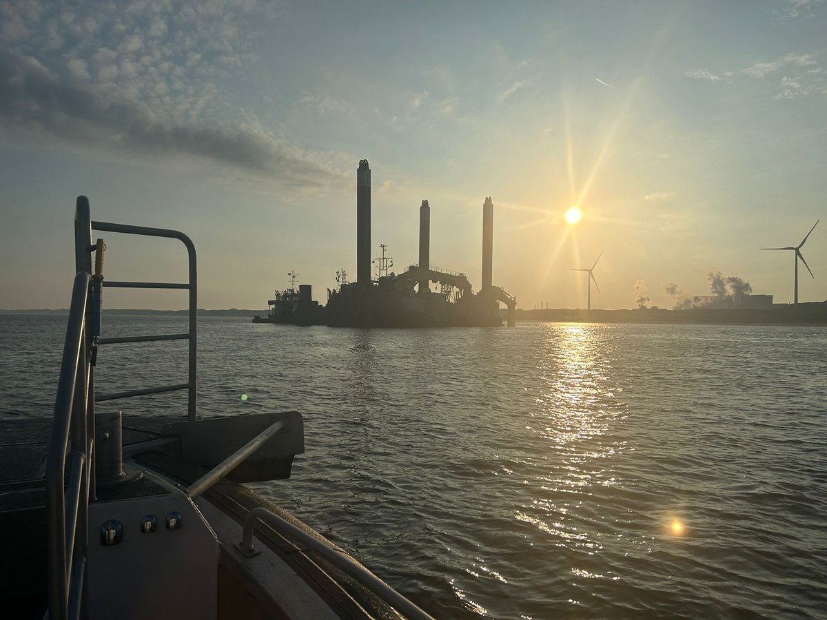 Beautiful start to the day for CRC Voyager is currently operating in Ijmuiden.

#CRC #multirole #workboat #offshore #offshorewind #offshorewindenergy #offshorewindfarm #cableinstallation #CTV #guardboat #vessel #cablelay
