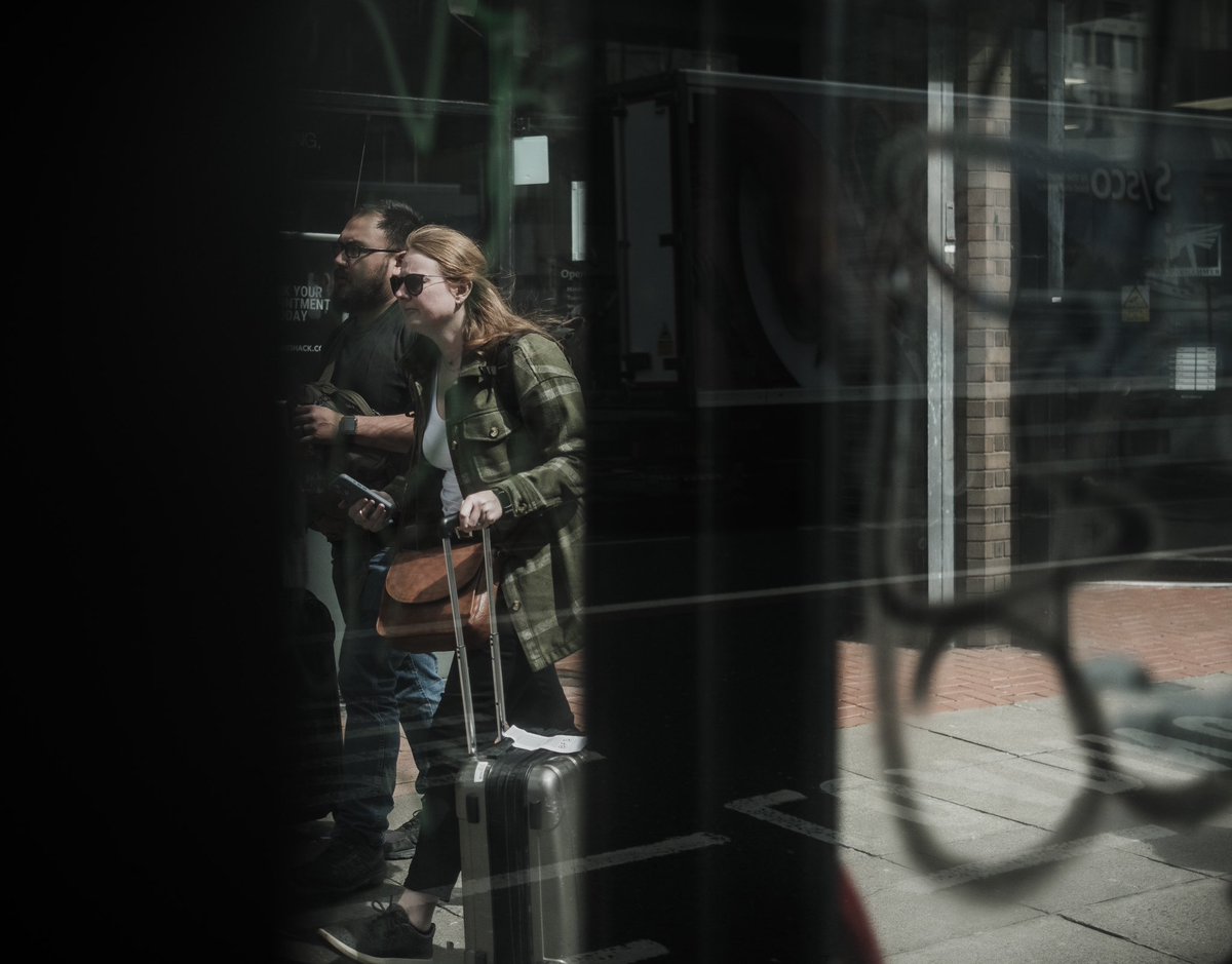 Tourists. #belfastportraits #belfaststreets #irishportraits #photooftheday
#photography #documentary-photography #fromstreetswithlove #dreaminstreets #capturestreets  #gf_streets #streetdreams #timeless_streets #streetphotographyworldwide #hcsc_street #obscureshots