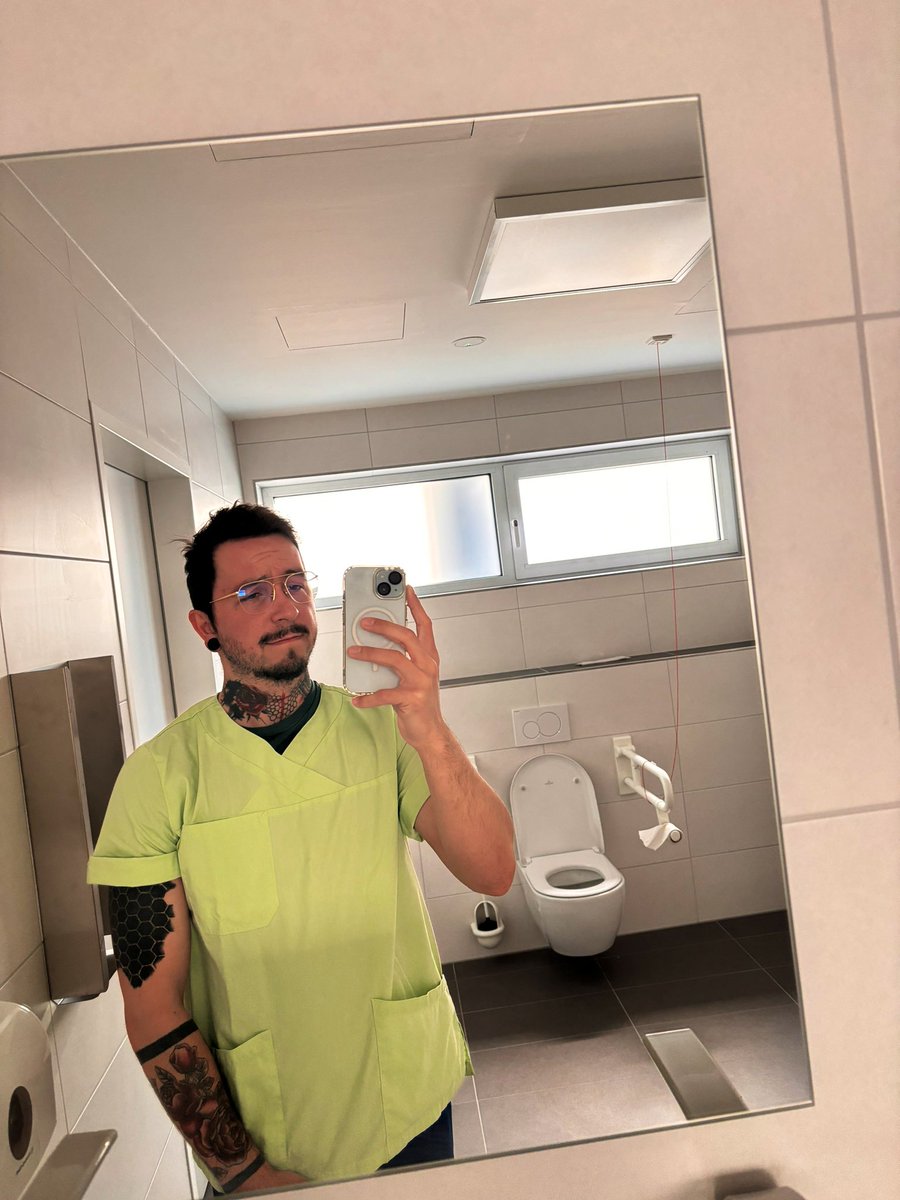 Cptn_to's tweet image. An einem Feiertag arbeiten, während andere zuhause im Bett liegen. 

Zumindest klingelt es dadurch im Geldbeutel 🥹🫠 #pfleger