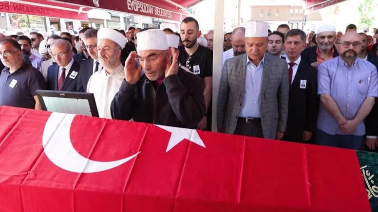 ALLAH SENİN DE BELANI VERSİN MÜFTÜ EFENDİ!!!

Okulunda şehit edilen İbrahim Oktugan’ın cenazesinde Bayrampaşa İlçe Müftüsü Recep Eren’in sözleri tartışma konusu oldu.

Müftü Recep Eren, “Bu menfur durumu tekrar birisinin 'Göçmen' suretiyle ifade etmesiyle, birilerini mağdur ve