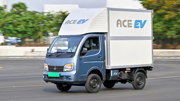 🚨 EV: Tata Motors launched new Ace EV 1000! 

It can carry a 1 tonne, and it can go 161 km without needing to charge.

 #TataMotors #ElectricVehicle