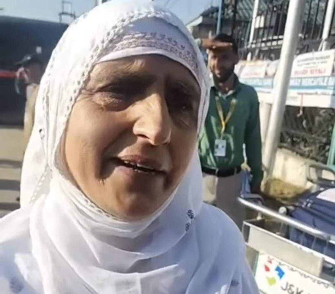 Hajj 2024: 642 pilgrims to leave from Srinagar in 2 flights today
The first batch of pilgrims comprising of 642 on Thursday left for Mecca from Srinagar International Airport, with emotional scenes unfolded at the occasion.
#Haj2024