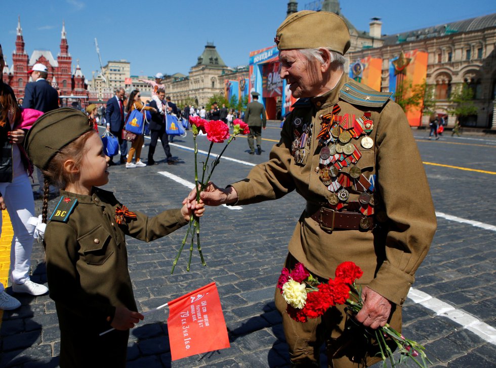 Hoy no es el 'Día de Europa'. Hoy es El Día de la Victoria, de la victoria de la URSS sobre la Alemania nazi. Dejaos ya de cambiar la historia.