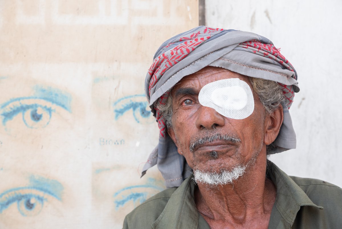 في مدينة المُكلا باليمن، #مركز_الملك_سلمان_للإغاثة يُدشن مشروع نور السعودية التطوعي للعمليات الجراحية المُتخصصة مثل الجلوكوما وعمليات محجر العين والعمليات الصغرى وإزالة الماء الأبيض
