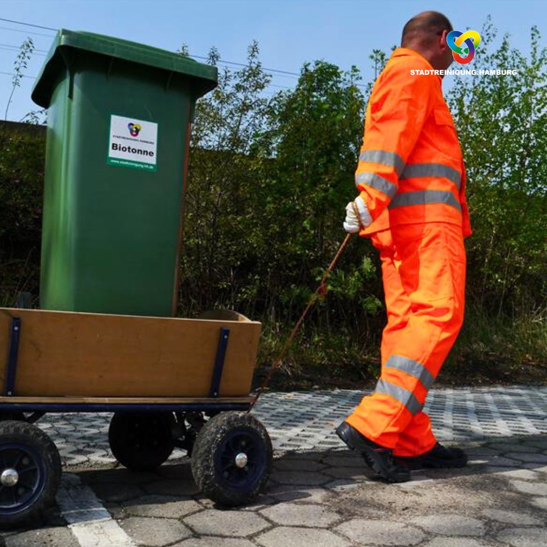 Wir stoßen heute auf alle Väter an! Möge euer #Bollerwagen nie einen Platten haben und euer Getränk immer kalt bleiben! 🍻 Bitte denkt auch heute daran, den mitgebrachten Müll nicht in der Natur liegenzulassen und Glasflaschen korrekt zu entsorgen! #Himmelfahrt #Vatertag