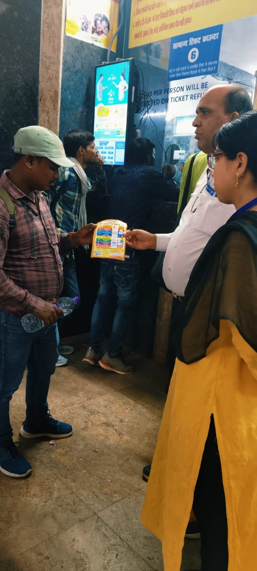 Today, the staff stationed at Lucknow Station took initiative to raise awareness among passengers and educate them about the #UTSONMOBILE app. This app enables the booking of unreserved class tickets directly through passengers' mobile phones. #SummerSpecial
