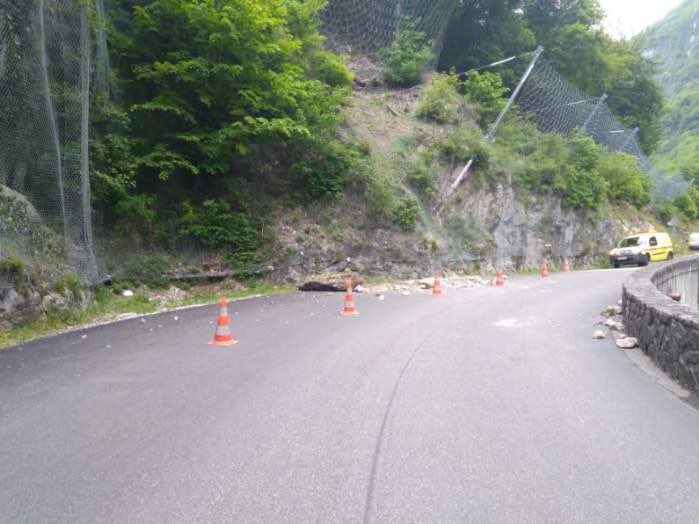 ⚠️ | Seyssel/Vallières-sur-Fier : la RD 14 fermée ⛔️ ! ❌ La RD 14 est fermée dans les 2 sens de circulation entre les communes de Seyssel et de Vallières-sur-Fier, suite à une chute de blocs sur la chaussée. 🔀 Déviation par la RD 910. ➕ d’infos sur inforoute74.fr