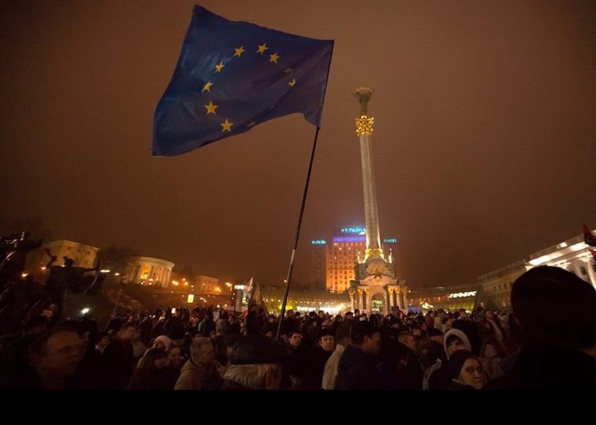 Happy #EuropeDay 🇪🇺! I am deeply proud to work for the #EU, forged and enlarged from a history of conflict and tyranny into a Union for peace, shared prosperity, democracy, diversity and solidarity. Despite the dark clouds of war I am confident we will emerge #StrongerTogether