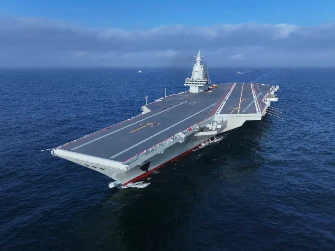 5月8日，中国第三艘航空母舰福建舰完成为期8天的首次航行试验任务，顺利返回上海江南造船厂码头。