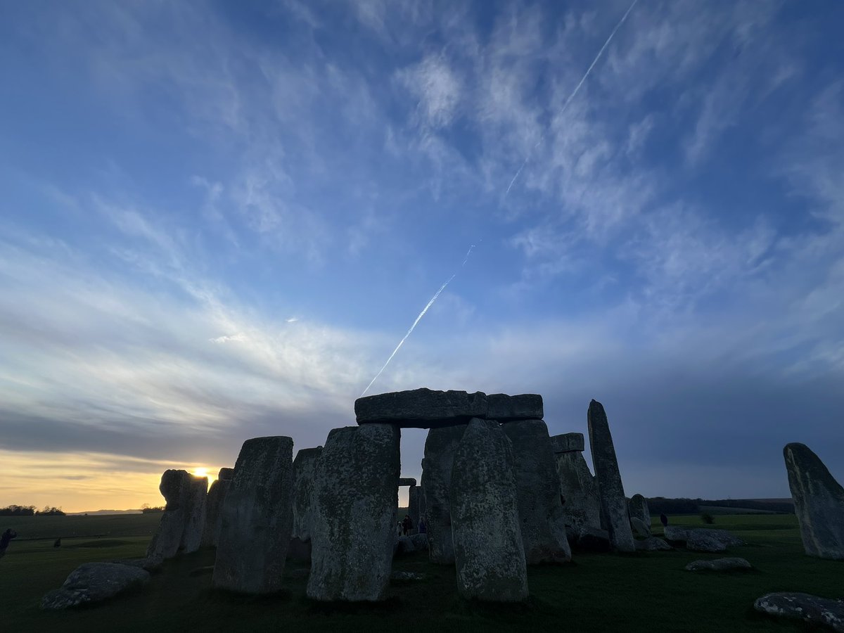 Sunrise at Stonehenge today (9th May) was at 5.24pm, sunset is at 8.43pm 🌤️