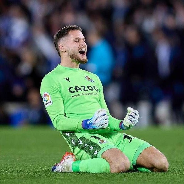 🚨 Manchester United are considering replacing André Onana with £60m-rated Real Sociedad star Álex Remiro. (Source: @MARCA)