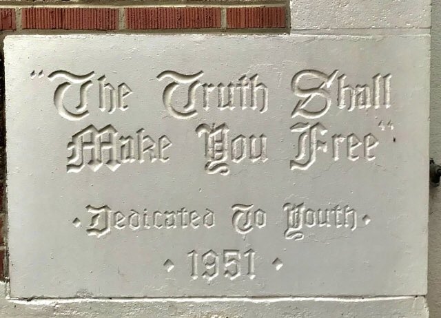 “The Truth Shall Make You Free”

I absolutely love this plaque. 

#1951 #LosAngeles @Elex_Michaelson 
#LosAngelesHistory