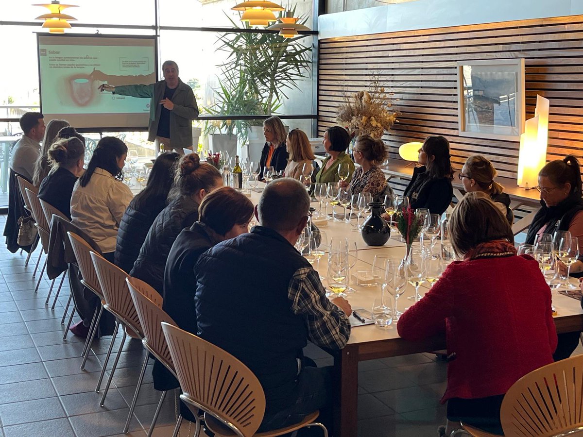 Ayer en @BodegasBaigorri @Mikelyelvino nos habló sobre la particularidad de los vinos de #RiojaAlavesa y el arte de un buen servicio en la restauración. ¡Todo un placer! #Winelovers🍷🍴