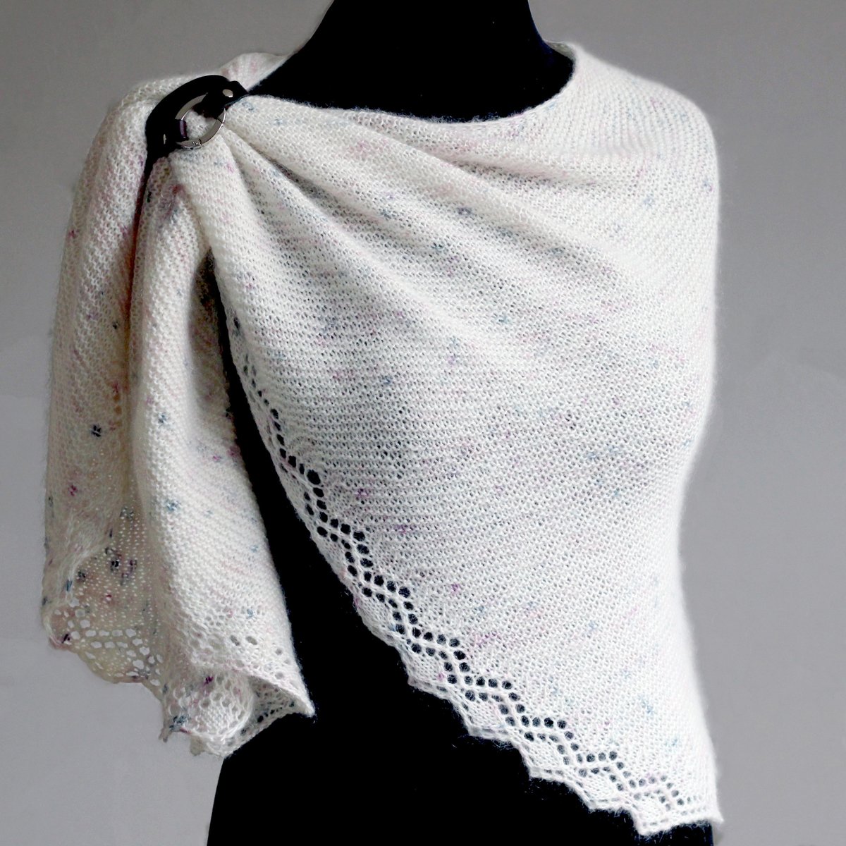 Today's #TBThursday is a delicious shawl, called Cranachan! It's a simple asymmetrical garter stitch shawl with an easy lace edge down one side and a chevron border at the end. 

lizcorke.com/product/cranac…

#CranachanShawl #LizCorkeKnits