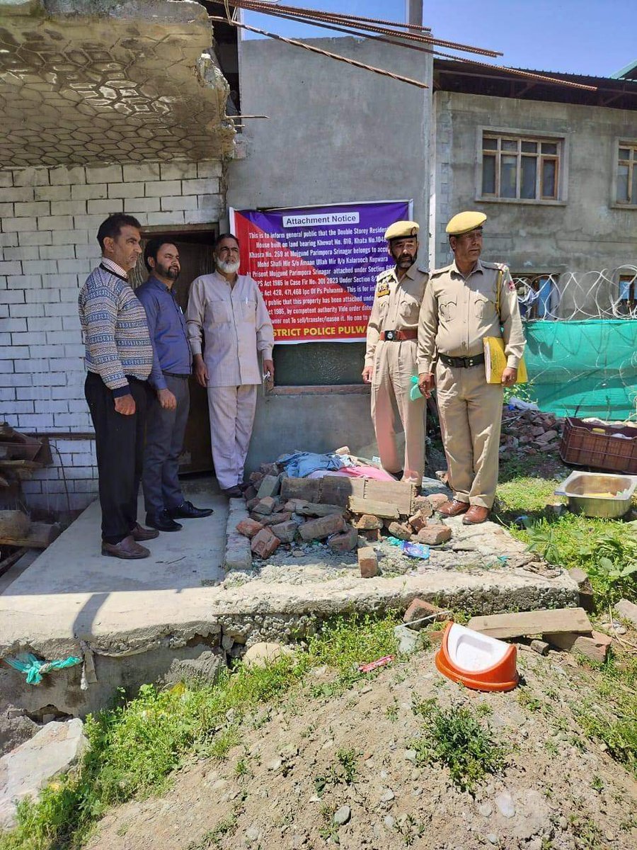 SaqibQashmiri's tweet image. JK Police continues its crackdown on drug peddlers! 
A double-storied house worth approx. Rs. 11.51 lacs belonging to notorious drug peddler Mohd Shafi Mir has been attached under the NDPS Act 1985. #PulwamaPolice #DrugCrackdown
#Pulwama