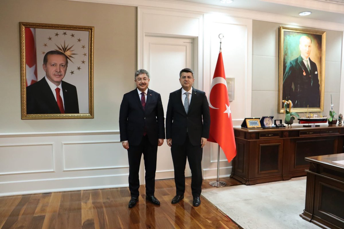 Sağlık Bakan Yardımcısı Hüseyin Kürşat Kırbıyık'ı ziyaret eden Vali Dr. Erdinç Yılmaz, Kırbıyık'a Osmaniye'ye olan ilgi ve destekleri için teşekkür etti.