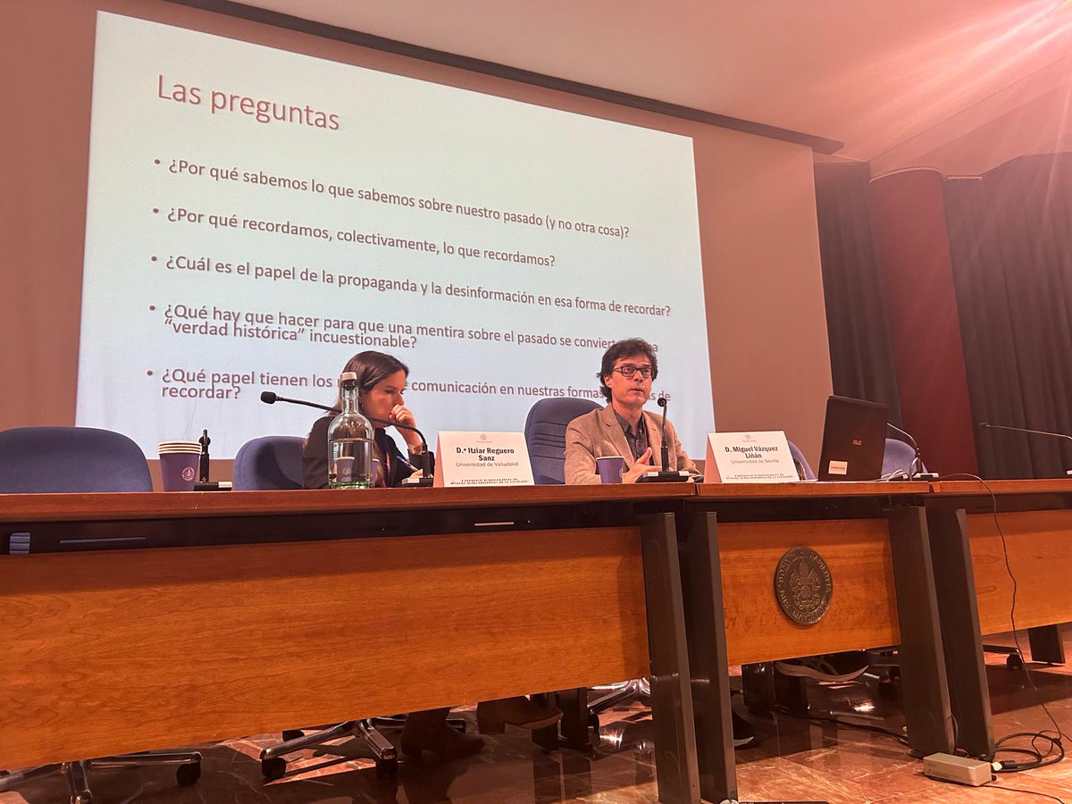 Turno para aprender con el profesor Miguel Vázquez Liñán, de @fcom_us y <a href="/unisevilla/">Universidad de Sevilla</a>.

"La desinformación sobre el pasado. Una reflexión en torno a los usos propagandísticos de la 'memoria'".

Ejercicio colectivo a partir del recuerdo.

#JovenesAsHisCom2024