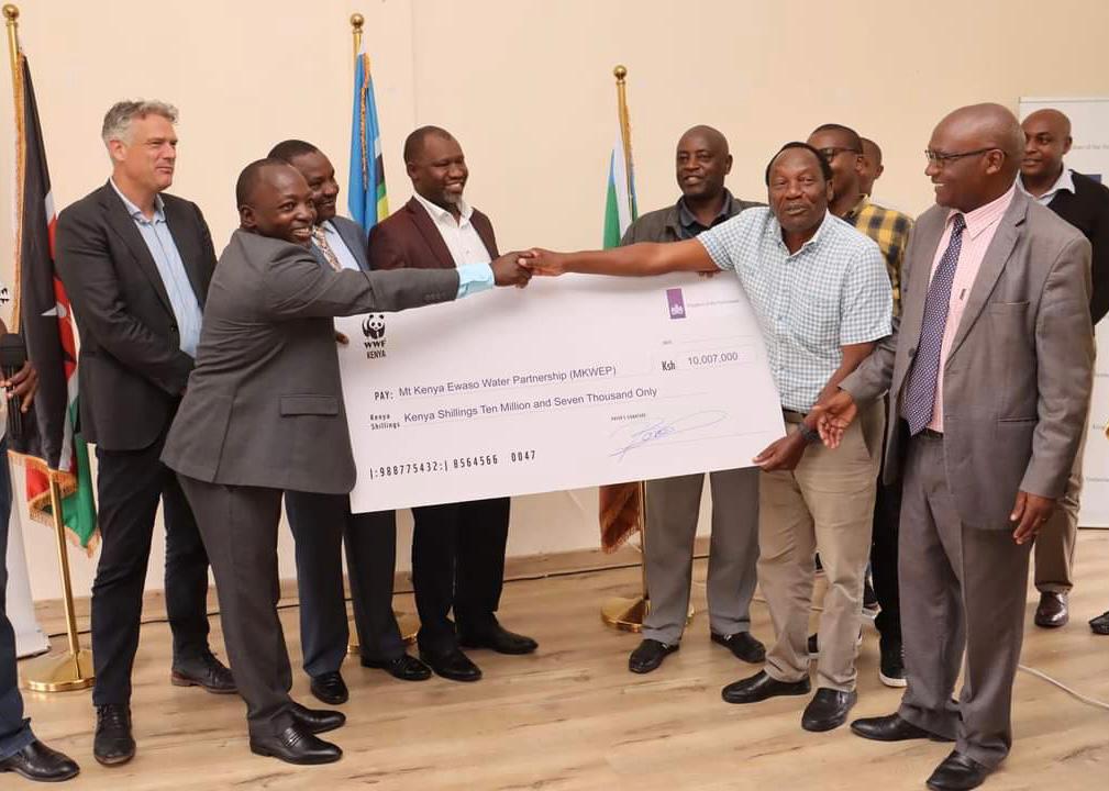 Our Deputy Ambassador Mr. Joris van Bommel witnessed subgranting to Mount Kenya Ewaso Water Partnership. Click the link below to read more about this collective action in integrated water resource management. 👇 facebook.com/DutchEmbassyKe… #SustainableDevelopment
