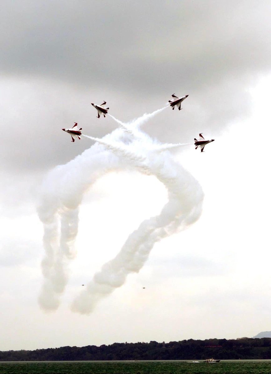 'Criss-Cross” - Republic of Singapore Air Force #BlackKnightsAerobaticTeam #SingaporeAirshow2014 #RSAF #F16C (14 Feb 14)