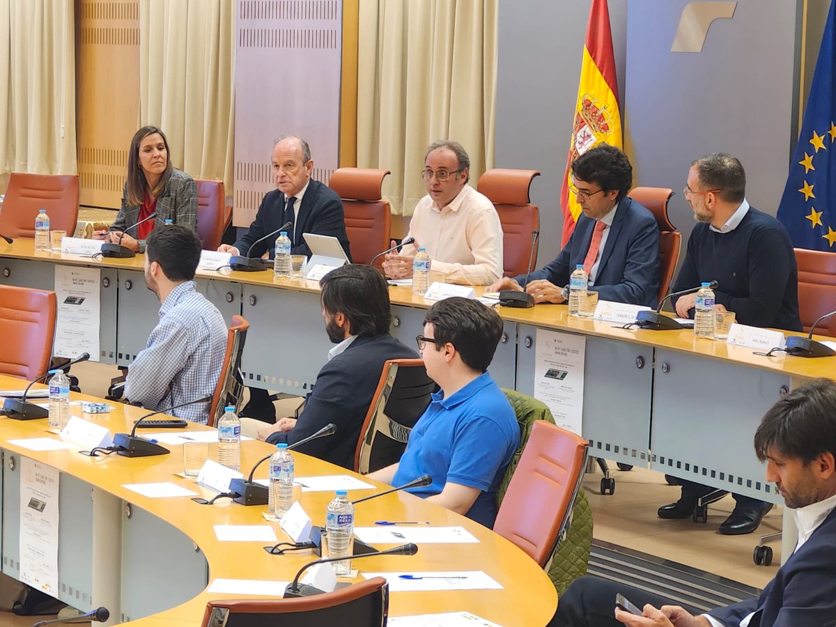 DGTes's tweet photo. Hoy acogemos en #DGT la jornada 'Desarrollos tecnológicos y aplicaciones en carreteras inteligentes', con presentación del #ProyectoSarah de @CanalUGR, que investiga los efectos de las tecnologías inteligentes aplicadas a la carretera en los conductores 👉https://t.co/tMeCXWuDIY https://t.co/En5PmjyJiZ