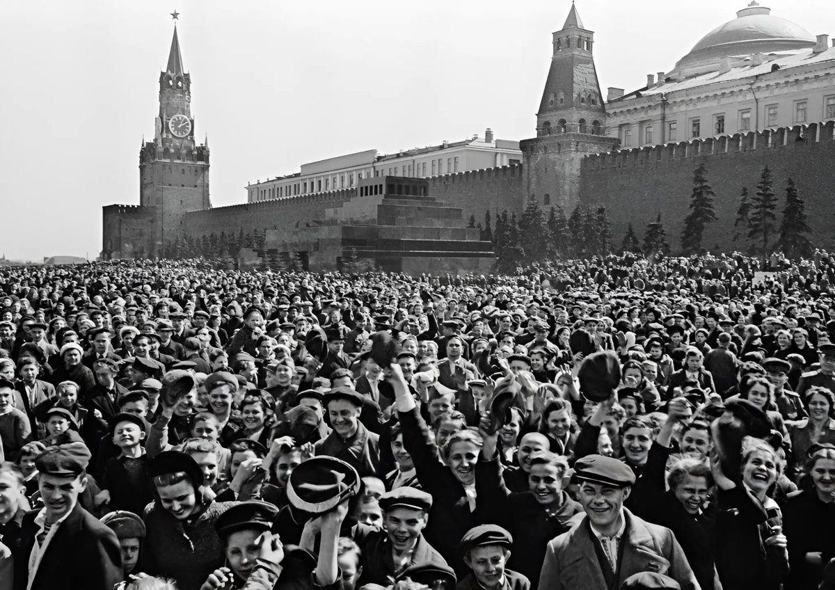 Celebraciones del Pueblo Soviético el #9deMayo del año 1945 Así fue como festejó por primera vez el #DíadelaVictoria en la Gran Gran Guerra Patria (1941-1945). 👉youtu.be/37RbeGHE4VU @MayeutaSofhia #9Мая #Сталин #ДеньПобеды #Победа79 #БессмертныйПолк #Stalin #URSS 🚩⭐☭