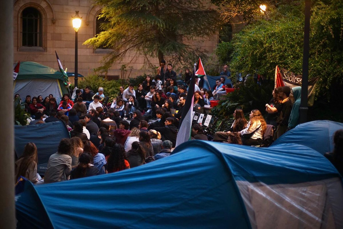 ⛺️Primera victoria para la acampada pro Palestina de Barcelona El claustro de la Universitat de Barcelona ha aprobado una moción de apoyo a Palestina que exige a los órganos de gobierno romper relaciones con universidades, institutos de investigación o empresas israelíes. Por…