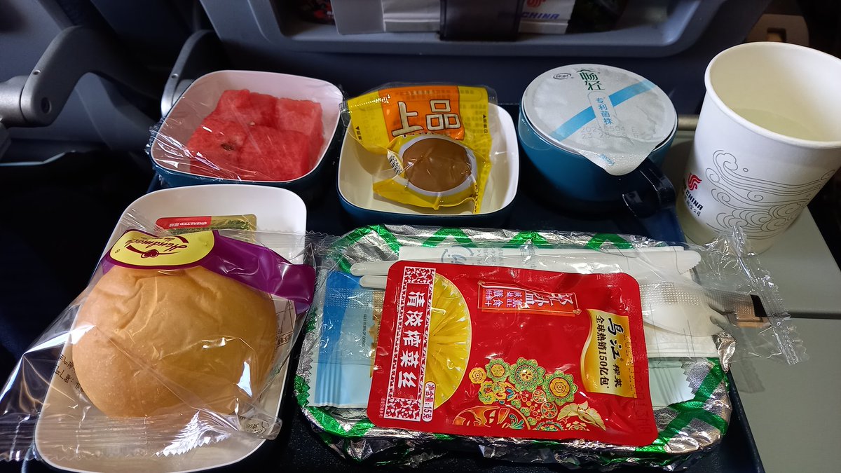 Aruru1911's tweet photo. 噂のチャイニーズブレックファストを無事拝むことができました🤩
思いの外、パックのザーサイとへんてこりんな味の卵で美味しく感じちゃいました笑

でもパンはいらないよ
ついでに飲むヨーグルト？すっごく吸い込めなくて
これ飲むタイプじゃない気がしたよ！😇 https://t.co/8krFPByIgM