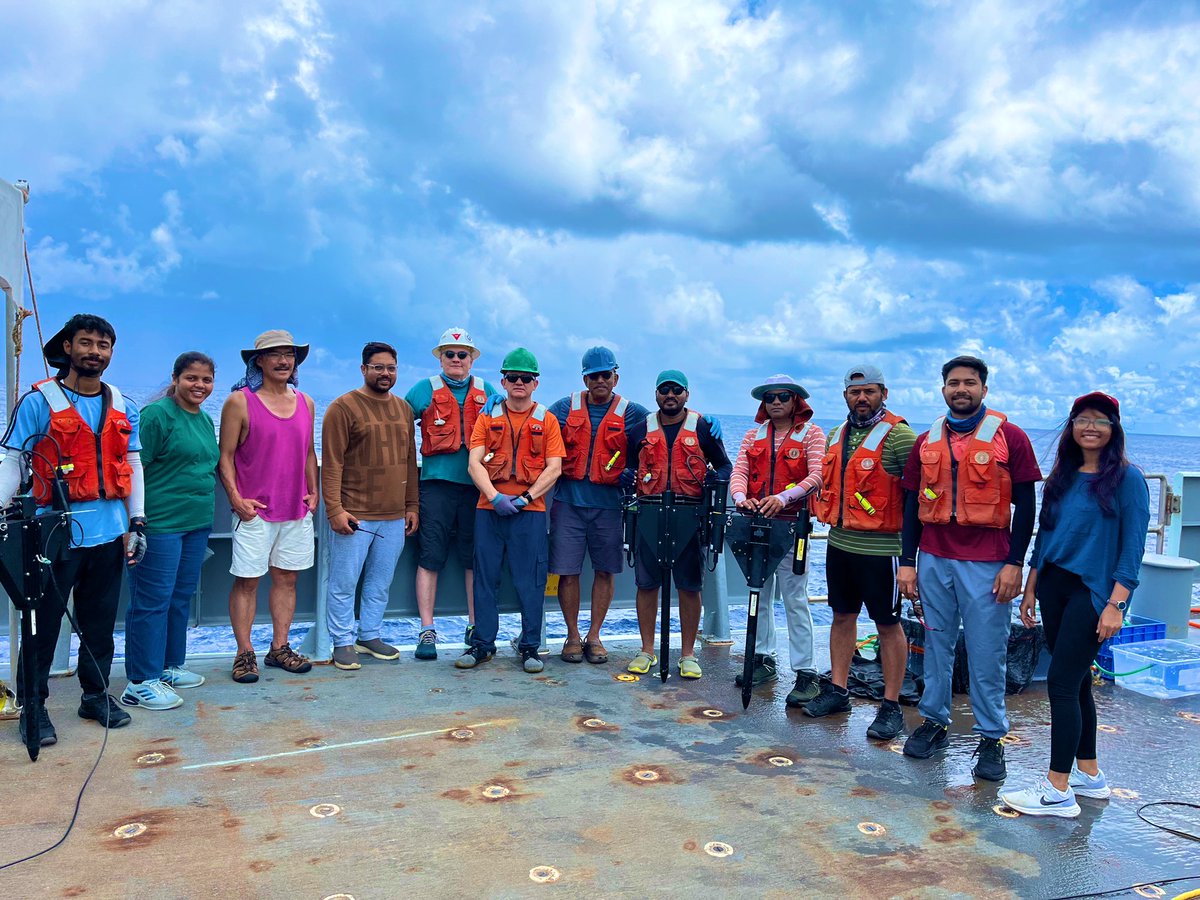 NASA-ISRO campaign on bard the R/V Thompson in the Bay of Bengal for calibration and validation of PACE and OCEANSAT-3. Bio-optics teams from p @NASAEarth @CUclimateschool @ESSO_INCOIS @isro @LamontEarth @NASAOcean