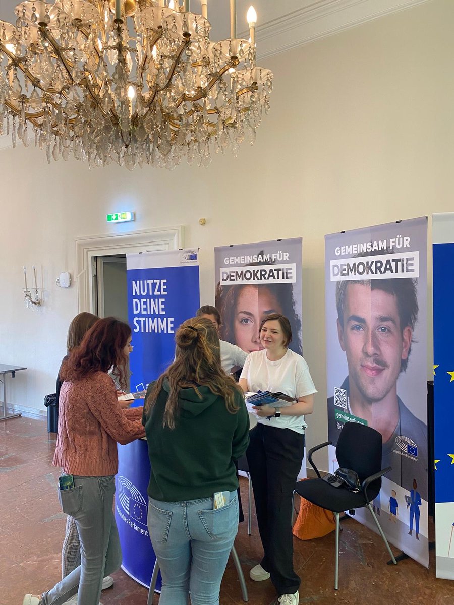 Many thanks to Jana Jilka and Pia Schulz for coming to the Edmundsburg and Unipark in order to answer all the questions people had on the upcoming @Europarl_EN elections on 6-9 June!