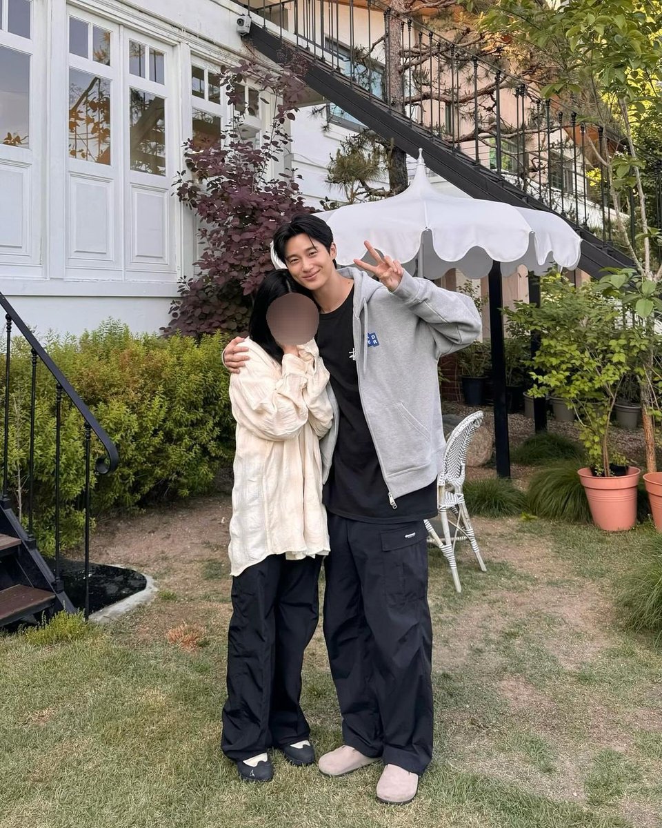 📸 | from the dog's owner she wrote: 'the actor whom I thought was just a boyfriend material has become so popular lately due to his role as Sunjae, so I'm a bit hesitant to post this picture, haha.' cont. #변우석 #ByeonWooSeok