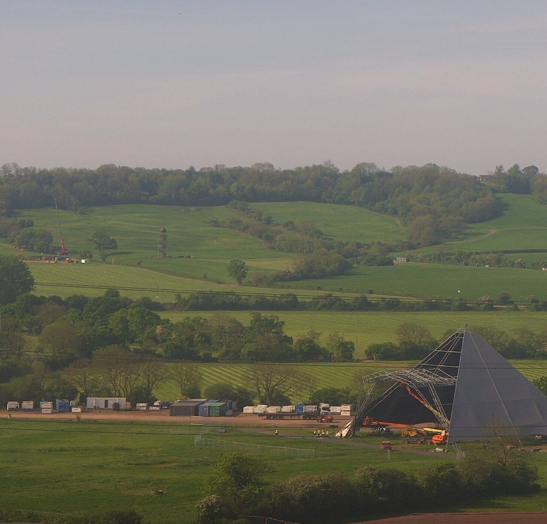 Looking gorgeous down on Worthy Farm today, lots of activity. 

This is a great tool for viewing webcam shots from different times, you can choose the date and time to see how it looked (as long as the webcam was working at the time).

#Glastonbury 
👇
tievolu.co.uk/glasto/GlastoW…
