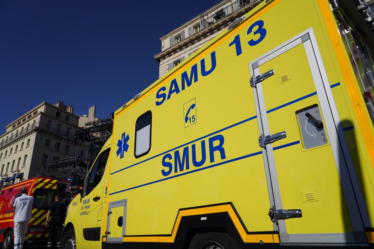 À jamais les premiers 🇫🇷 La flamme est arrivée à Marseille, nous avons été le premier SAMU de France à accueillir la flamme 🔥 Merci à tous le personnel soignant qui a contribué à faire de ce moment un événement historique #Marseille @CHUdeMarseille @aphm_actu @jeuxolympiques