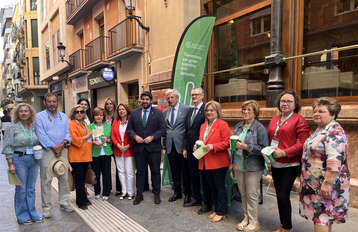 Hoy la sociedad murciana se vuelca en el camino contra el cáncer 💚<a href="/LopezMirasF/">Fernando López Miras</a> , <a href="/pititorres/">Pilar Torres</a>, <a href="/miriamguard/">Miriam Guardiola</a> y <a href="/Murciasalud/">Murciasalud</a> también han querido sumarse y mostrar apoyo institucional a este día de #cuestación 👏🏼