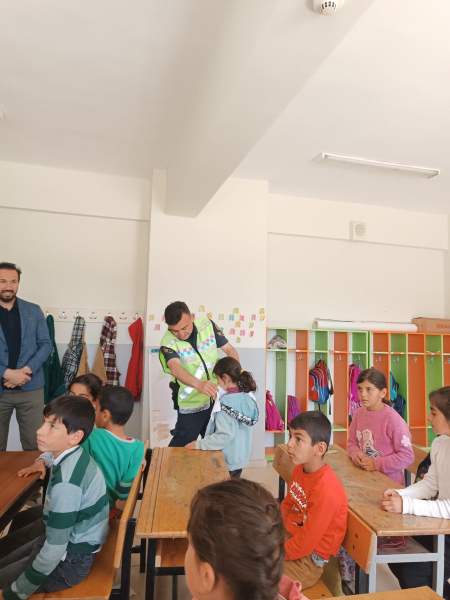 Karlıova İlçe Jandarma Komutanlığı Trafik Timi tarafından öğrencilerimize Trafik Eğitimi verilip, tişört hediye edilmiştir. Teşekkür ederiz. <a href="/jandarma/">T.C. Jandarma Gn. K</a> <a href="/BingolJandarma/">Bingöl İl Jandarma Komutanlığı</a>
<a href="/bingolmem/">Bingöl MEM</a>  @karliovakaymakm @KarliovaMEM <a href="/BilgihanYslyurt/">Bilgihan YEŞİLYURT</a> <a href="/yusuf_tokus/">Yusuf TOKUŞ</a> <a href="/halukcakan12/">HALUK ÇAKAN</a> <a href="/Maliyldz12/">Mehmet Ali YILDIZ</a>