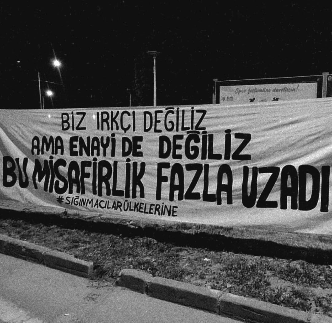 Irkçı değilim hiç olmadım, her zaman vicdanımın sesi oldum! Ama artık yeter, kendi ülkemizde mülteci durumuna düşüyoruz! İnsanlar derin yoksulluğun pençesinde çırpınırken, misafirlerimizde kendi ülkelerine gitsin artık! #ÜlkemdeSığınmacıİstemiyorum