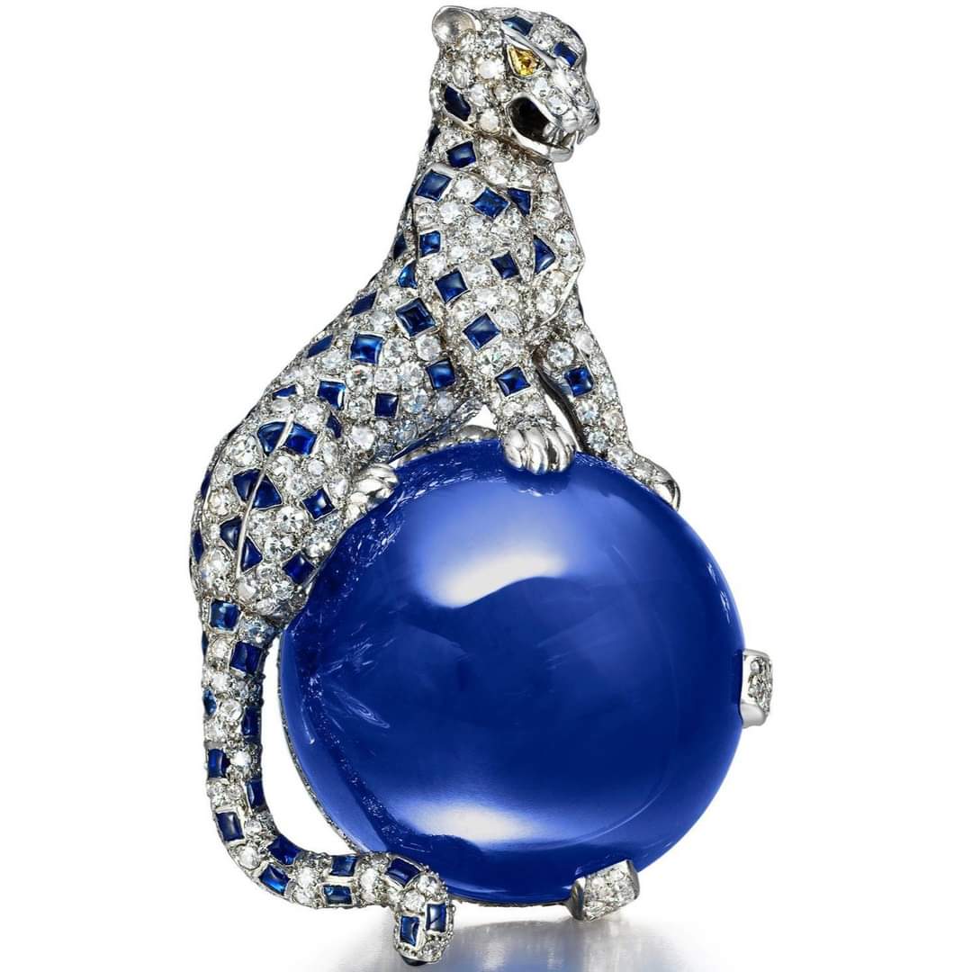 Famous 'broche-pince panthère', the panther brooch in platinum, white gold, diamonds, yellow diamonds and sapphire designed by Jeanne Toussaint of Cartier, made in 1949.  The large blue sapphire, cut en cabochon, weighs an impressive 152.35 ct
 #bluesapphire  #Cartier