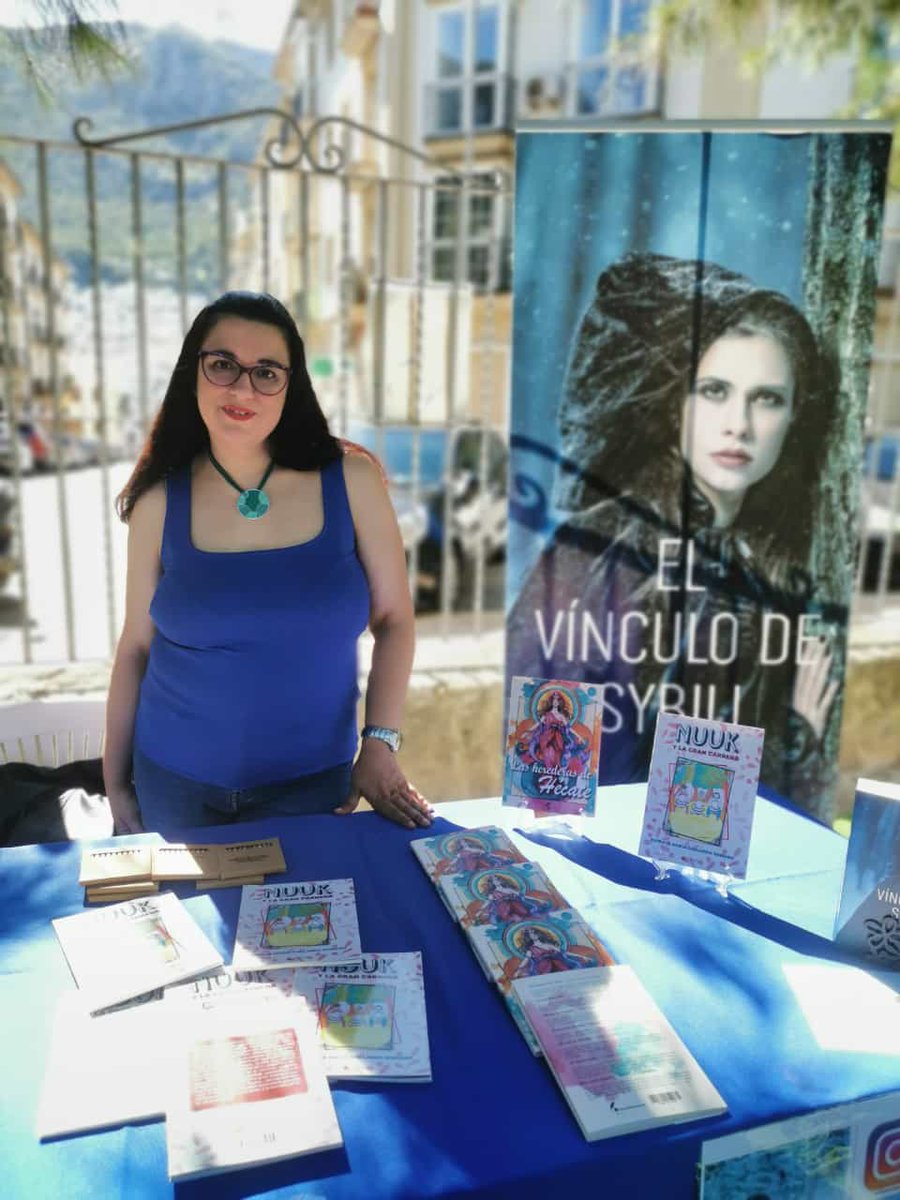 Durante estas últimas semanas, nuestra autora ✒️ Patricia María Gallardo Soriano estuvo firmando ejemplares 📚 de la antología colaborativa en la que ha participado, 'Las herederas de Hécate'. ¡Aquí dejamos algunas imágenes! 📸✨ Descubre más: 👇👇 bit.ly/3MSpcqr