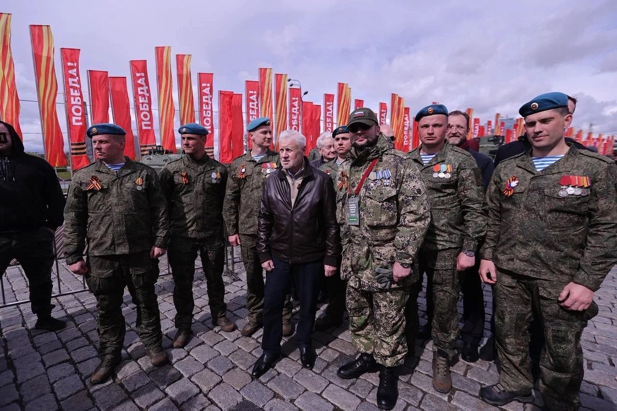 Поздравляю всех наших граждан с Днём Победы советского народа в Великой Отечественной войне. Мы вспоминаем о том, как наши отцы и деды били нацистскую гадину. Глядя на наших бойцов, я с гордостью и уверенностью могу сказать, что они не подведут! Выстоят. Победят. Вернутся домой.