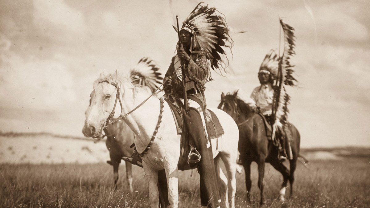 🚨HORSE-LORDS OF THE PLAINS🚨 🐎 Today we gallop on through the story of Custer vs. Crazy Horse by exploring the remarkable world of the Lakota. 🌄 A subculture of the Sioux - groups of Native American tribes and First Nations peoples from the Great Plains - the culture of the…