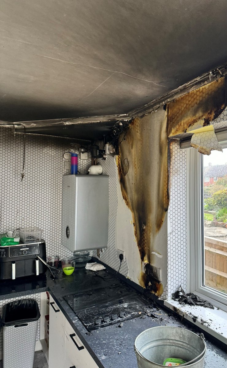 We're reminding everyone to be safe in the kitchen following a recent fire we attended. 🍳 Don't get distracted while cooking. 🍳 Keep your hob clear. 🍳 Install working smoke alarms in your home. Read more at orlo.uk/dOLYC