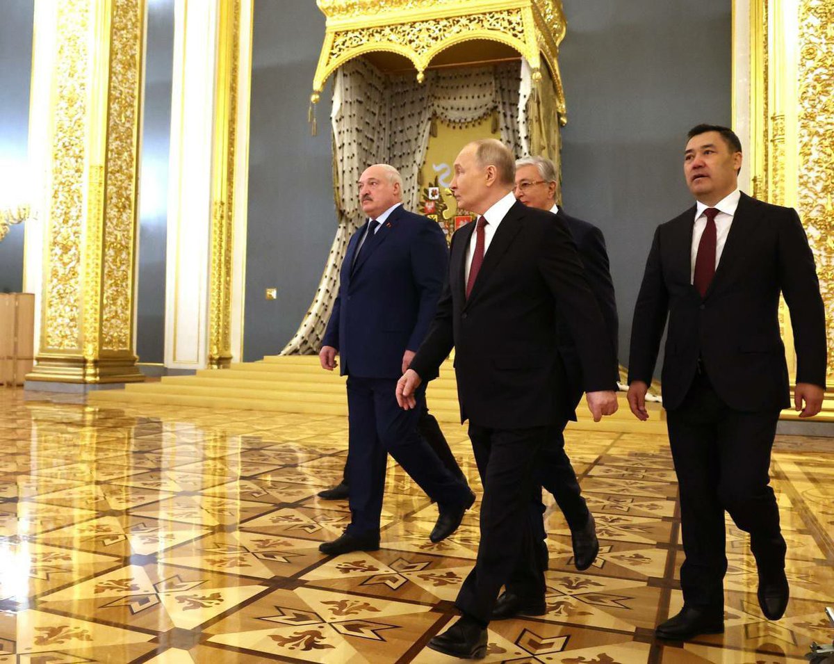 Lukashenko,Tokayev,Japarov Mirziyoyev Rahmanov Kremlin'deki Rus imparatorlarının tahtında Putin’e sadakatlerini sundu.

Bu taht, çarların ve imparatorların taç giyecekleri ve imparatorluk otoritesinin kıyafetleriyle donatılacakları taç giyme törenleri sırasında kullanıldı.